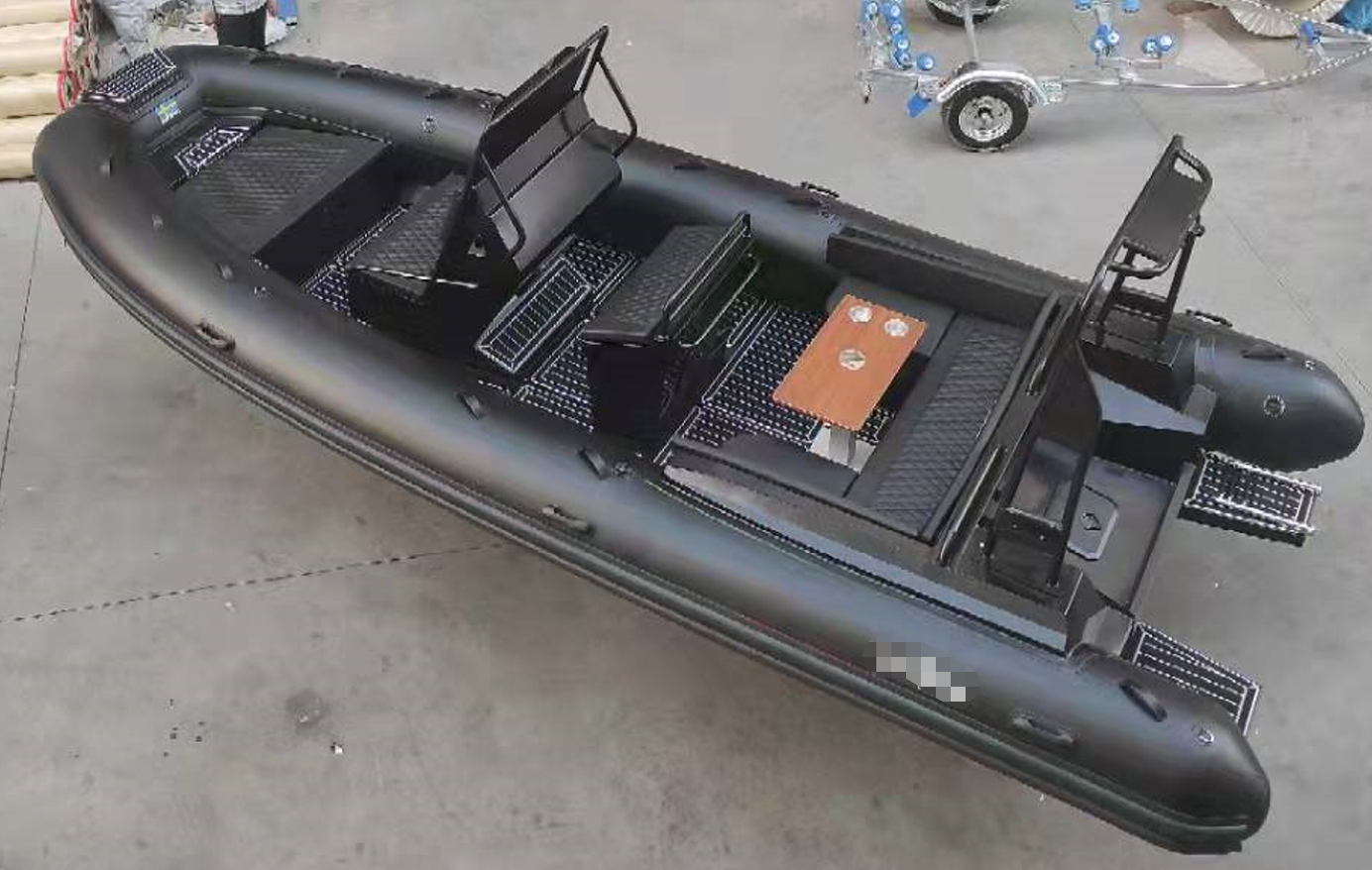 Om RIB-båten fortfarande snurrar ofta efter att ha justerat motorns monteringsvinkel, kan följande orsaker vara ansvariga